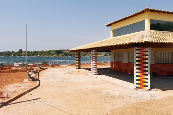 Na ponta da praia - Quiosque comercial é construído em praça que terá projeto paisagístico, plantio de 90 coqueiros e uma academia ao ar livre